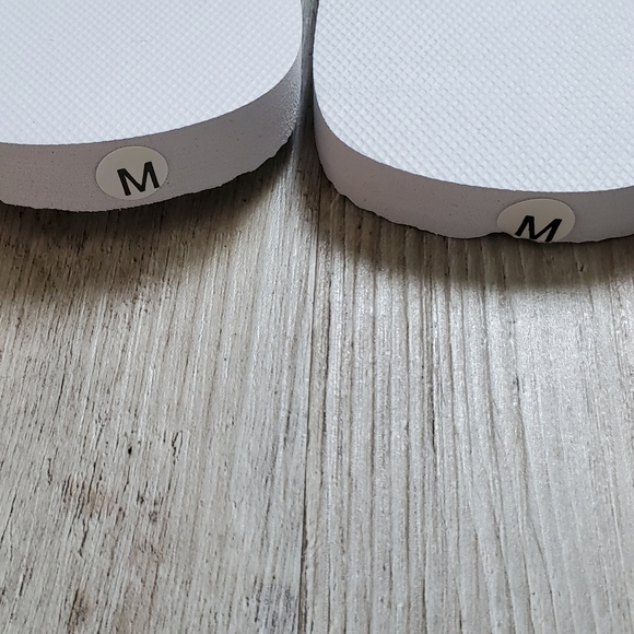 White Flip Flops - M - Picture 3 of 4